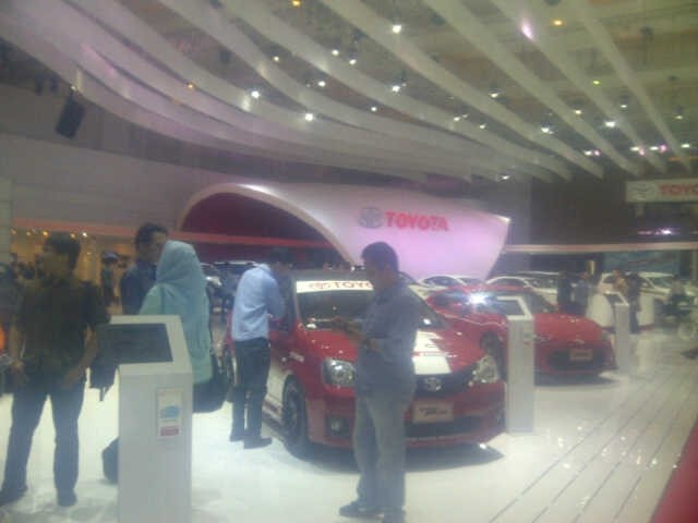 Tiga mobil concept Toyota masih terselubung kain hitam jelang IIMS 2014 dibuka. F/MUNZIR/JE